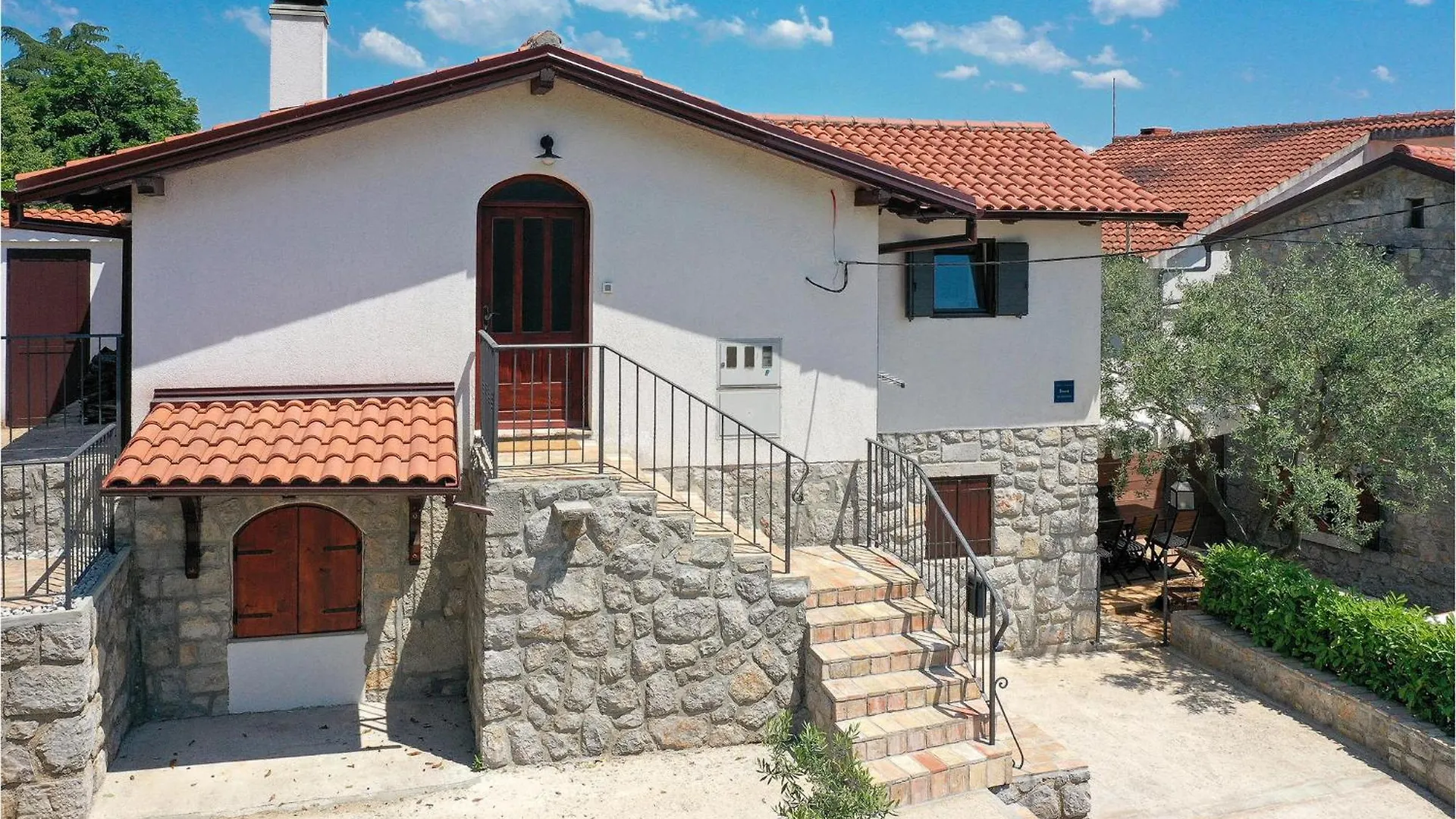 Gorgeous Home In Icici With Jacuzzi