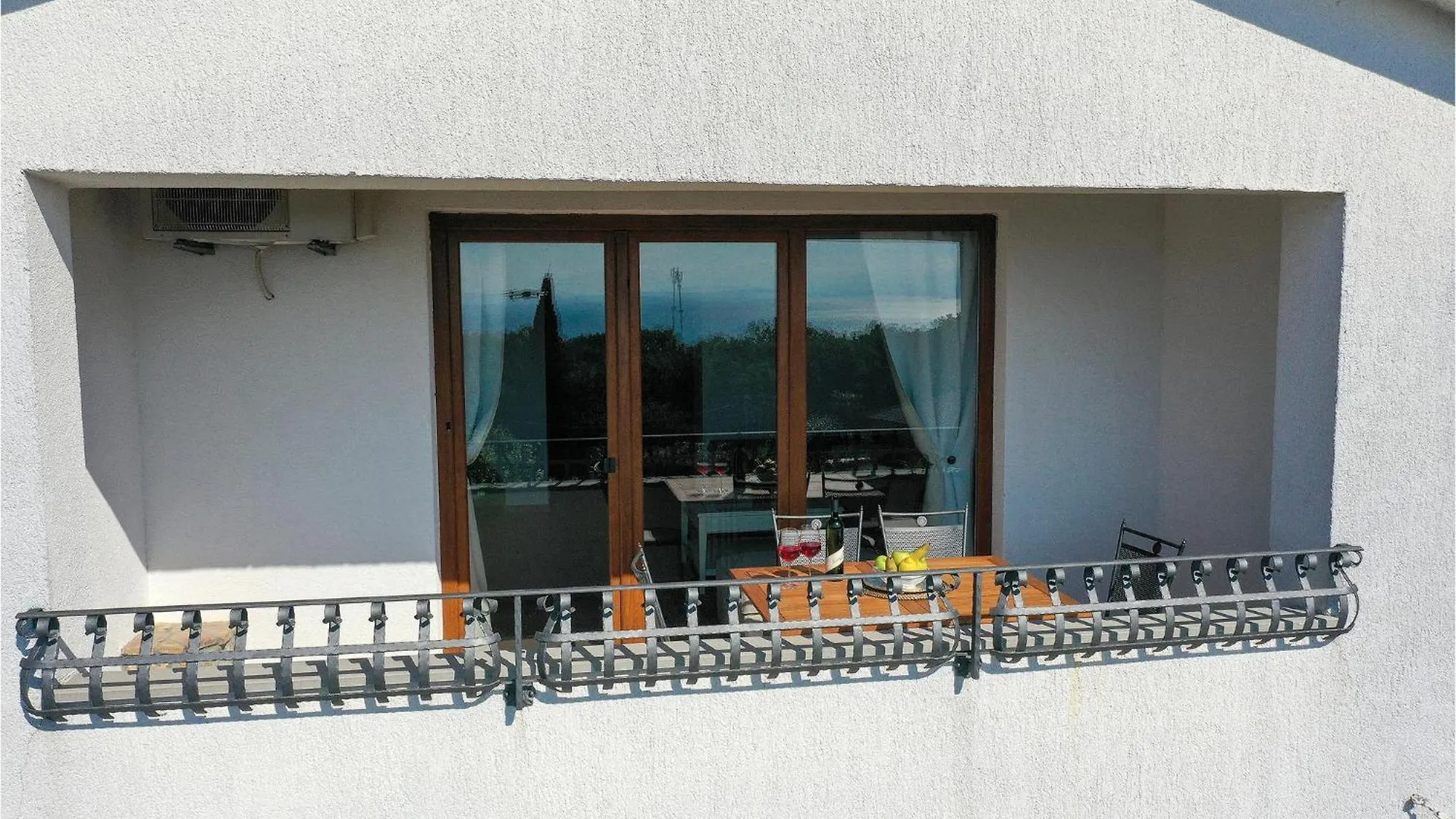 Gorgeous Home In Icici With Jacuzzi